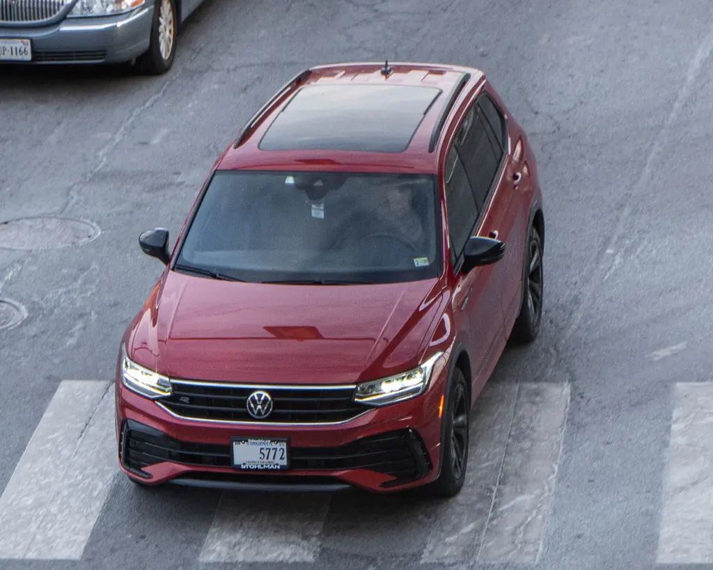 Volkswagen Tiguan (US, 2022+ facelift) - front 3/4 exterior, red