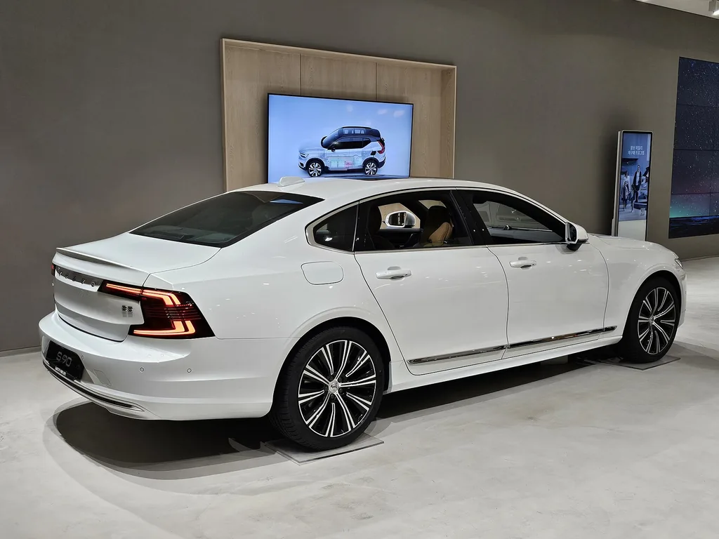 Volvo S90 B5 Ultra (SPA facelift, same body) - rear 3/4 / side exterior