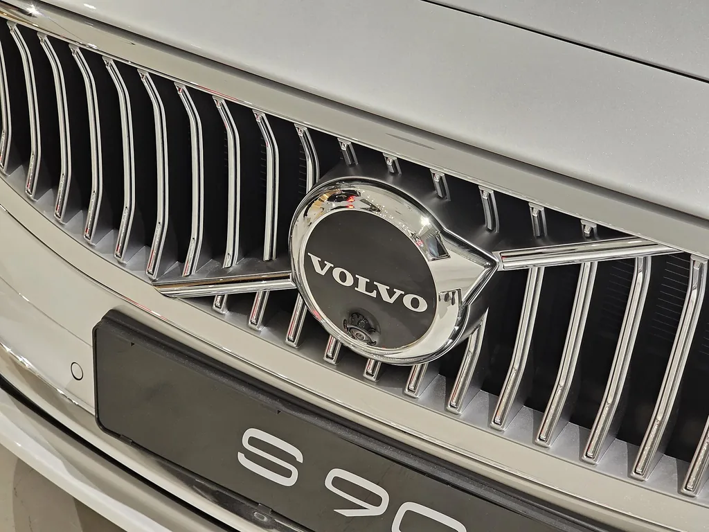 Volvo S90 (SPA facelift) - detail - grille and badge