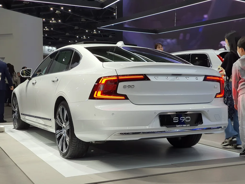 Volvo S90 T8 AWD Recharge Ultimate (SPA facelift) - rear 3/4 exterior